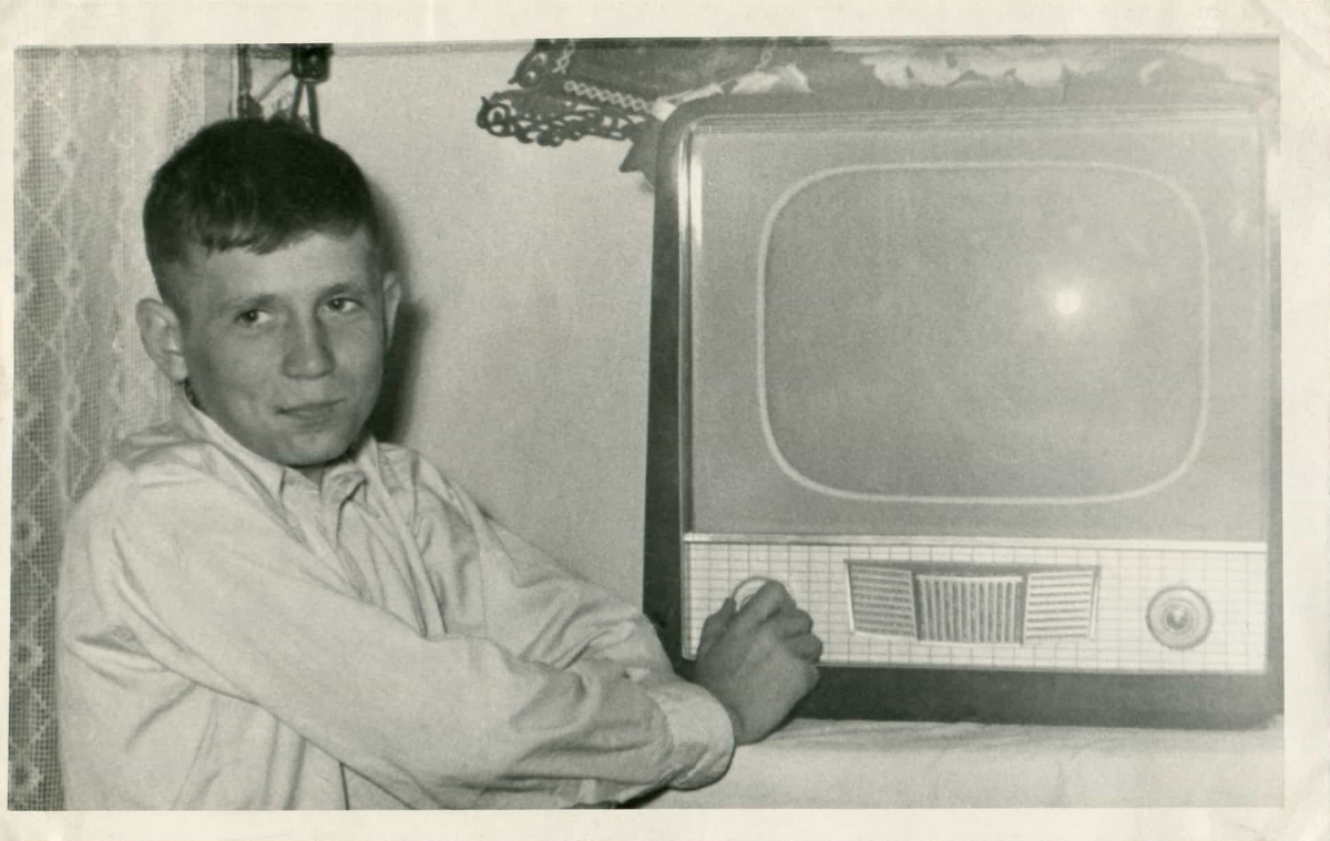 Первые плоские телевизоры. Телевизор 1950 Филипс. Старый черно белый телевизор. Телевизоры 80-х годов. Телевизор советских времен.