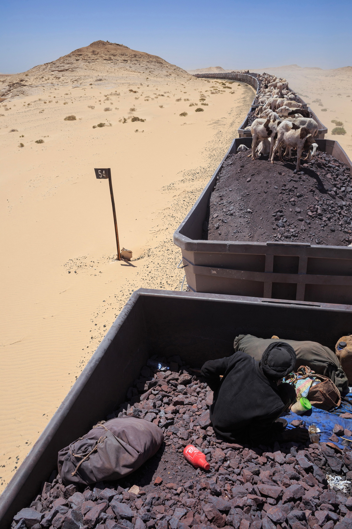 Путешествие в пустыне Сахара по экстремальной железной дороге