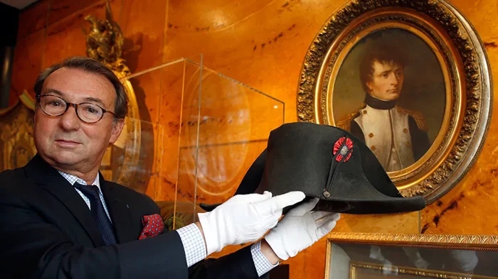 Почему Наполеон всегда носил шляпу набок