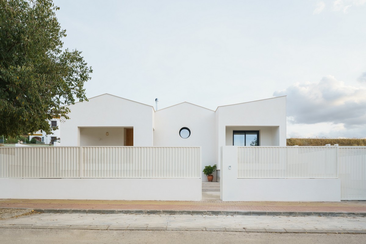 Стильный дом с многофункциональной внешней зоной в Испании