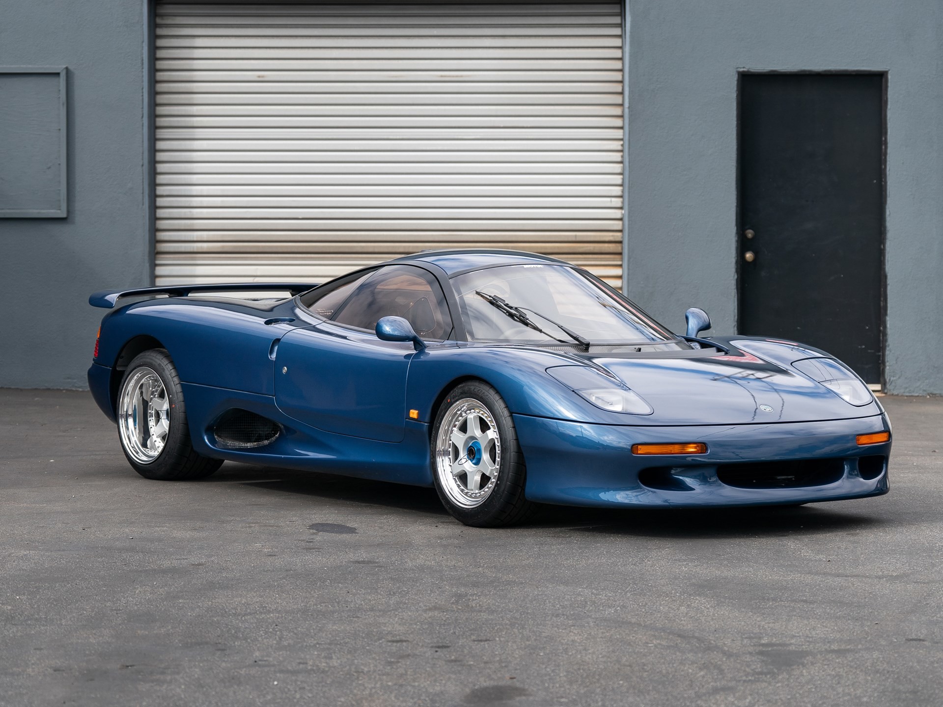 Jaguar XJR-15 - первый в мире автомобиль с углепластиковым кузовом