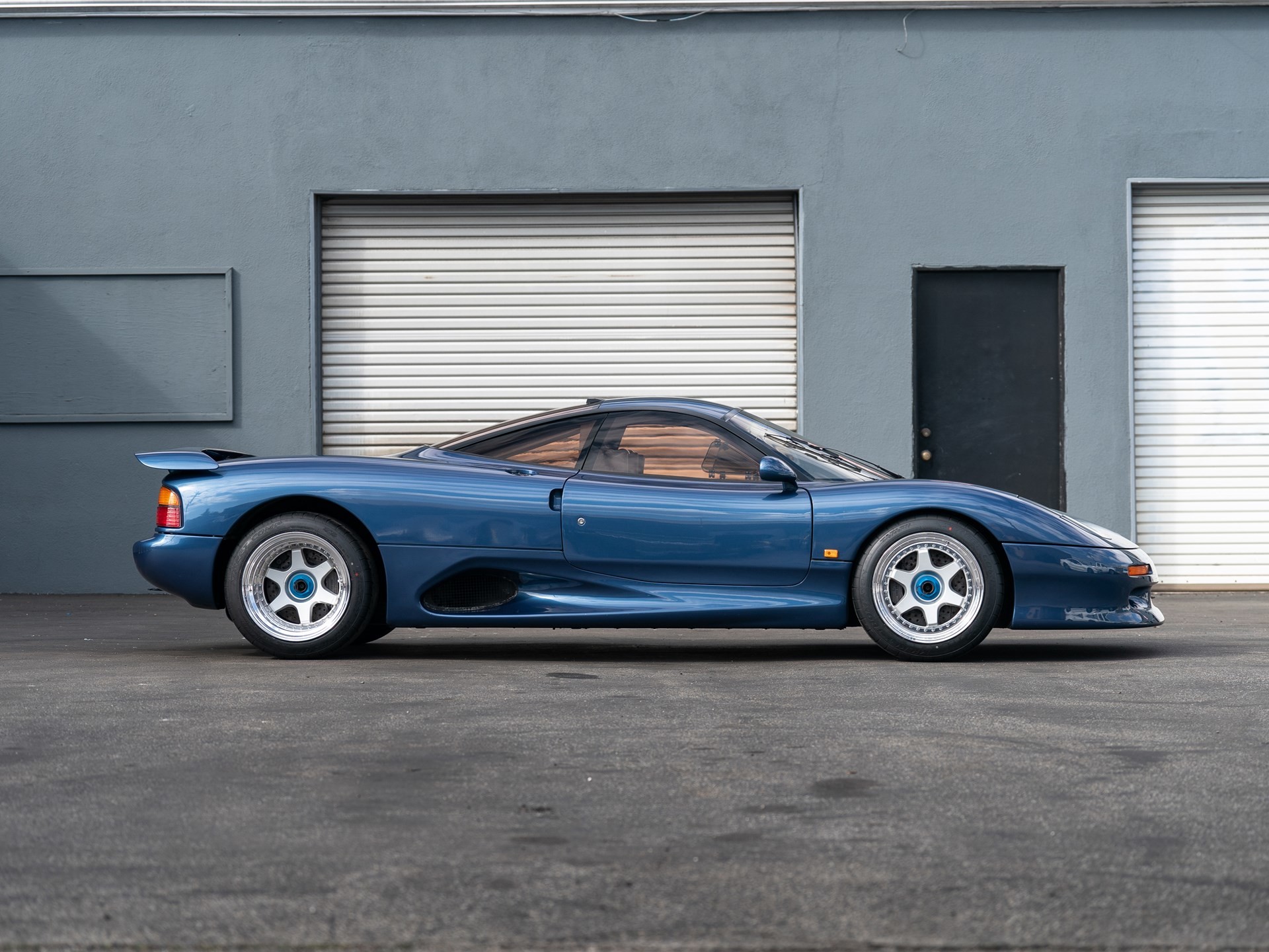 Jaguar XJR-15 - первый в мире автомобиль с углепластиковым кузовом