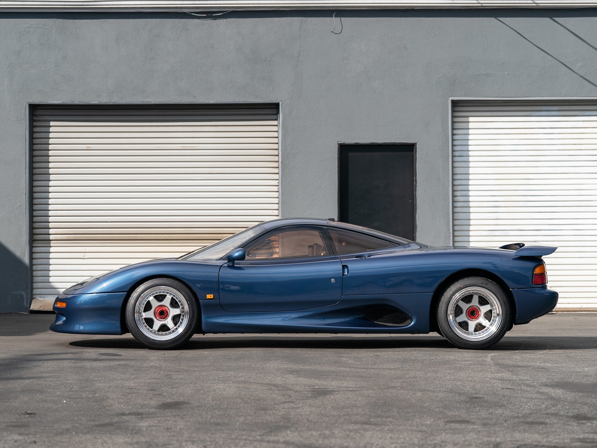 Jaguar XJR-15 - первый в мире автомобиль с углепластиковым кузовом