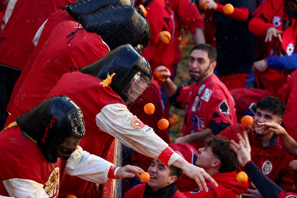 Ежегодный бой апельсинами во время карнавала в северной Италии