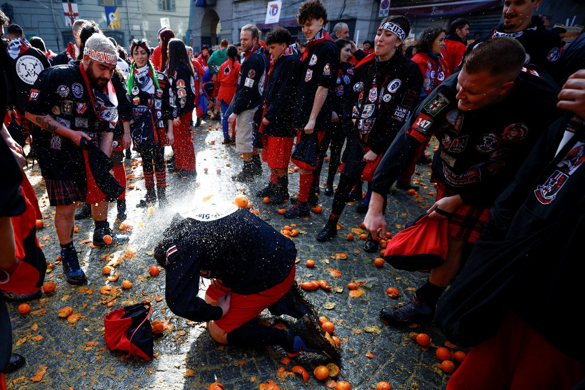 Ежегодный бой апельсинами во время карнавала в северной Италии