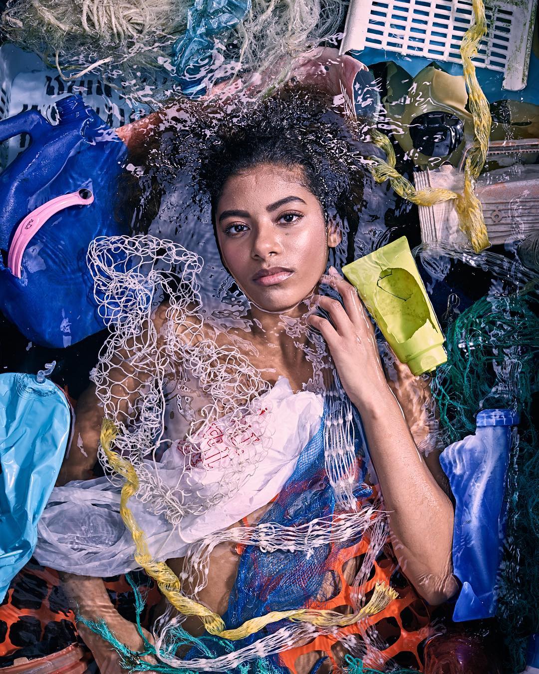 Пластиковый океан и портреты моделей про изменения окружающей среды
