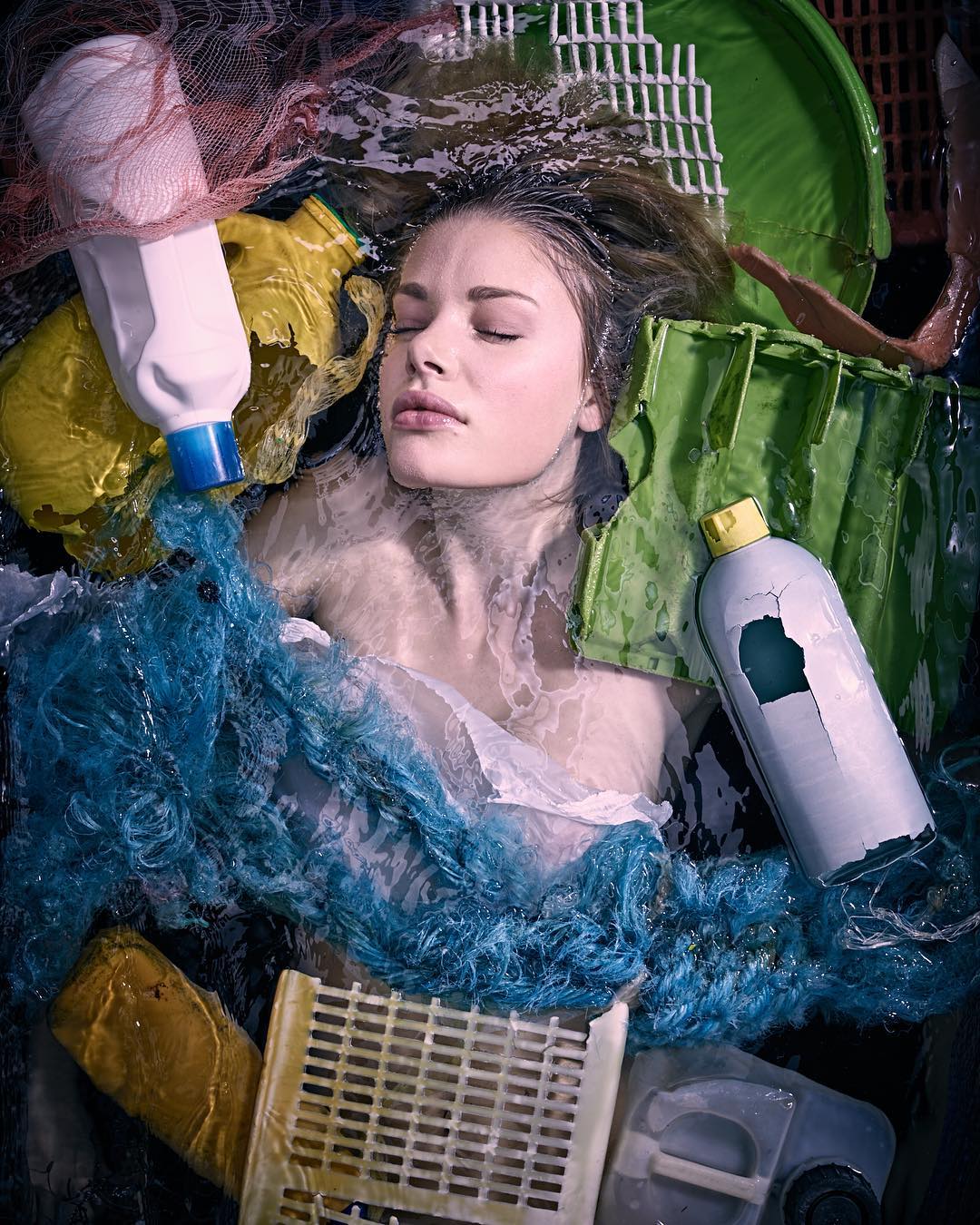 Пластиковый океан и портреты моделей про изменения окружающей среды