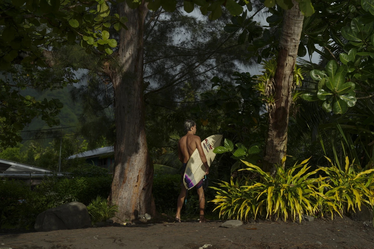 Жизнь прибрежной деревни среди мощных волн на Таити