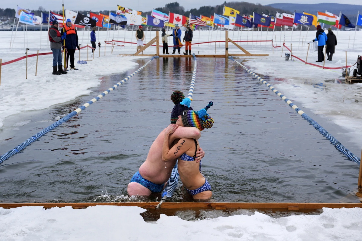 Фестиваль зимнего плаванья на озере Вермонта