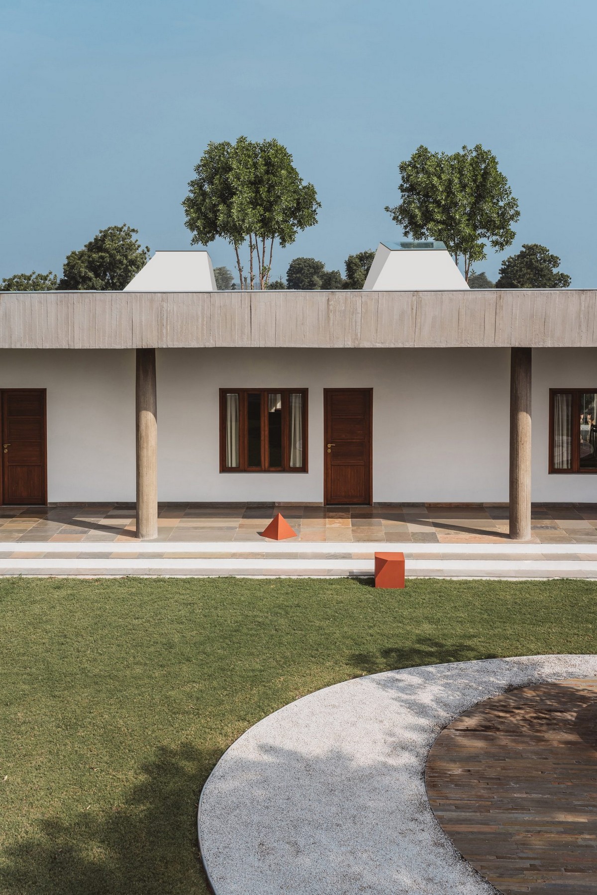 Большой бетонный дом в Индии