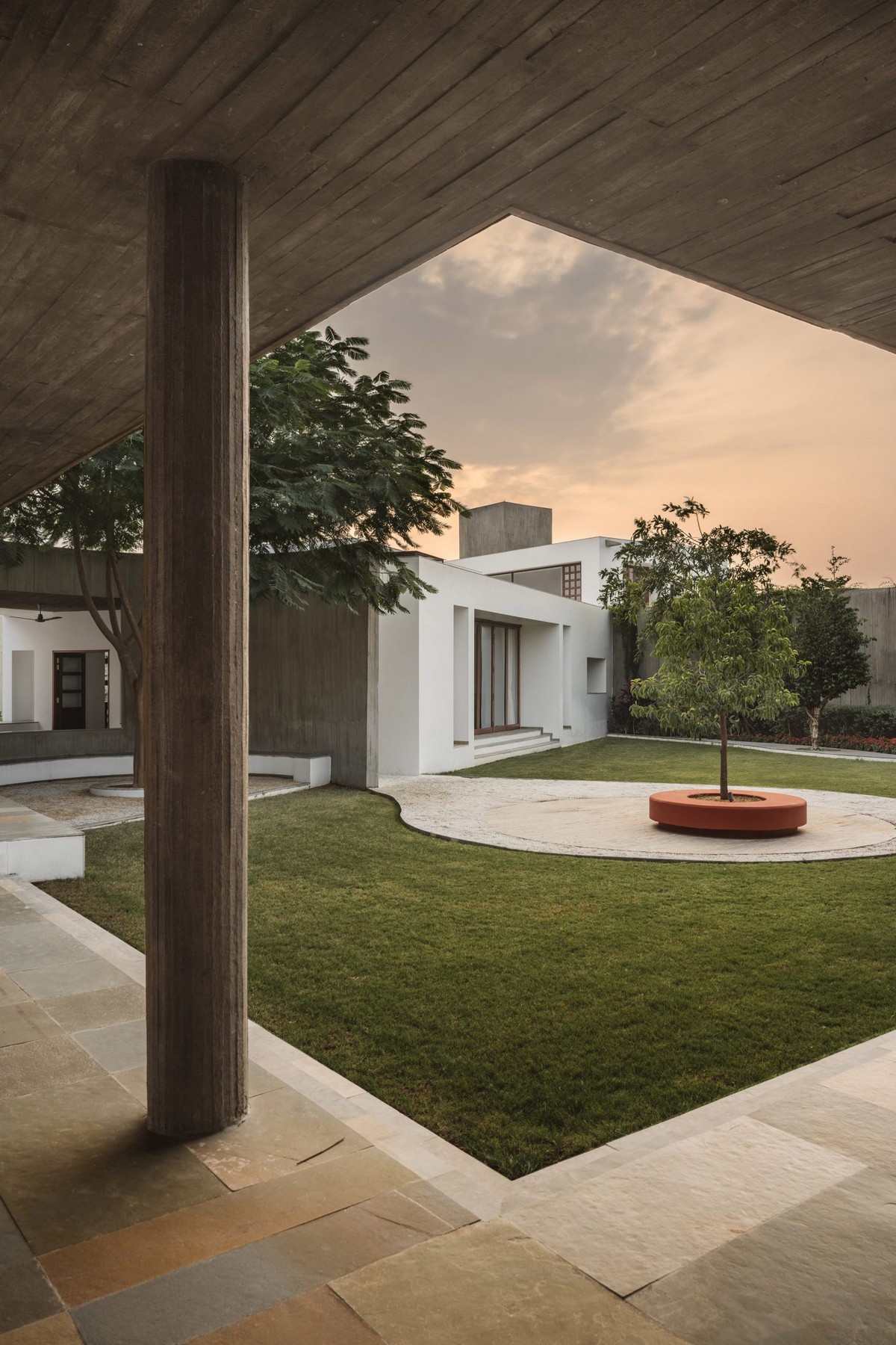 Большой бетонный дом в Индии