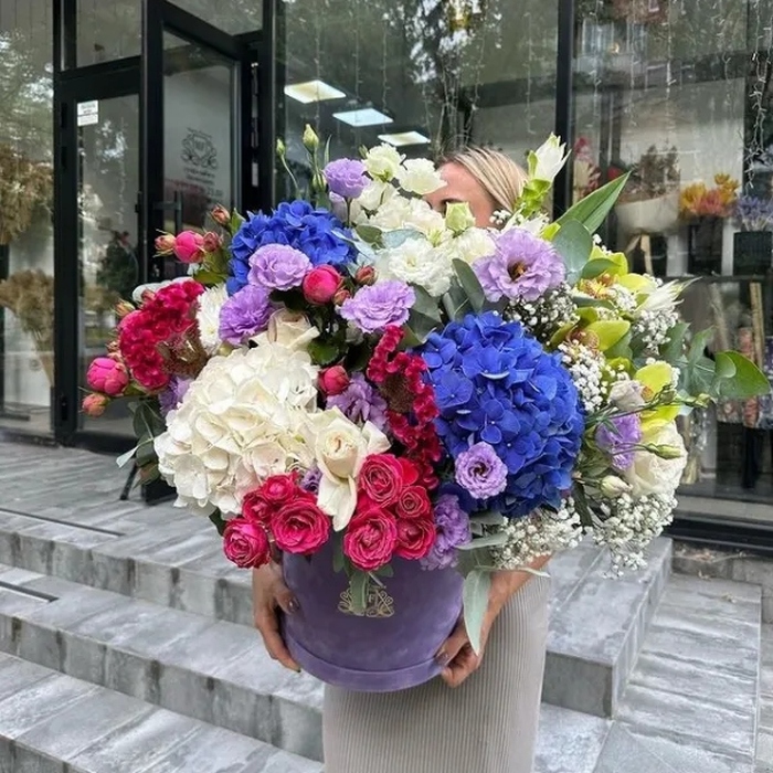 На какие праздники дарят женщинам цветы?