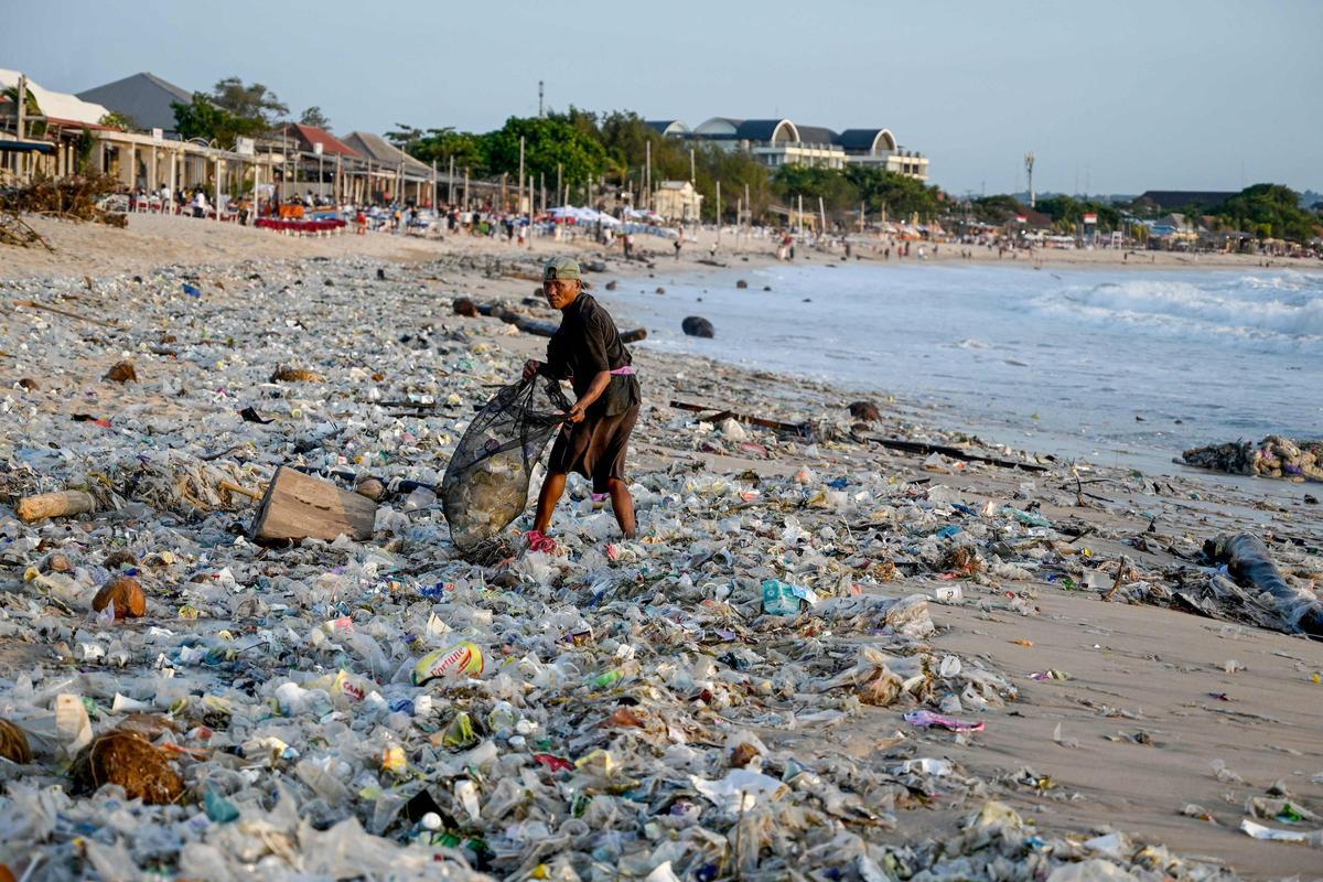 Кучи мусора на пляжах Бали после сезона дождей