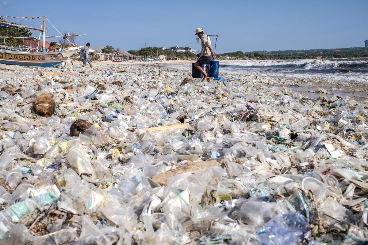 Кучи мусора на пляжах Бали после сезона дождей