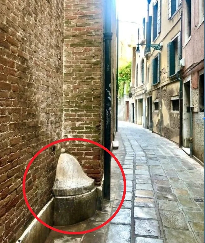 Таинственные горбы Венеции в углах зданий