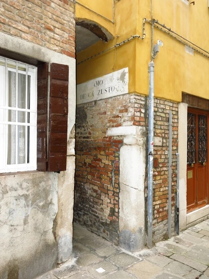 Таинственные горбы Венеции в углах зданий