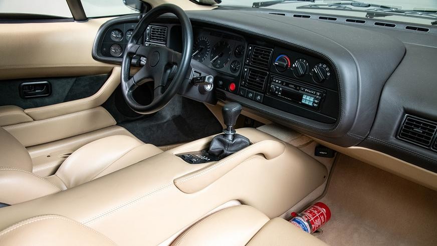 Уникальный суперкар Jaguar XJ220 из 1990-х в состоянии нового