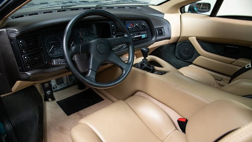 Уникальный суперкар Jaguar XJ220 из 1990-х в состоянии нового