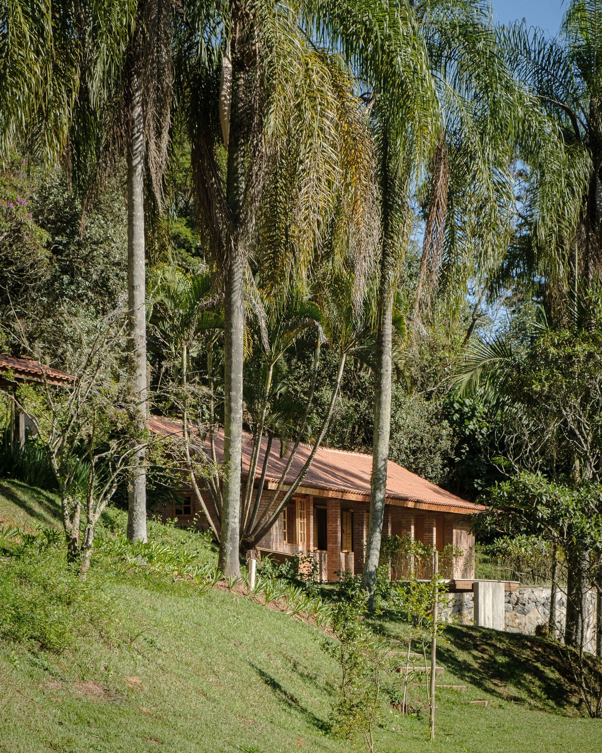 Реконструкция семейной виллы из кирпича в Бразилии