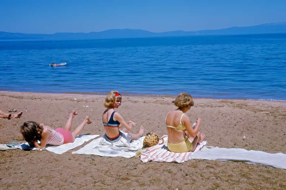 Яркие девушки в купальниках на снимках 1960-х годов
