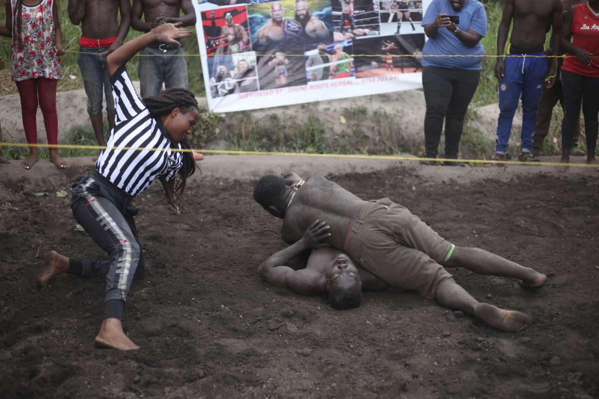 Молодые угандийцы борются в грязи и хотят стать профессиональными борцами