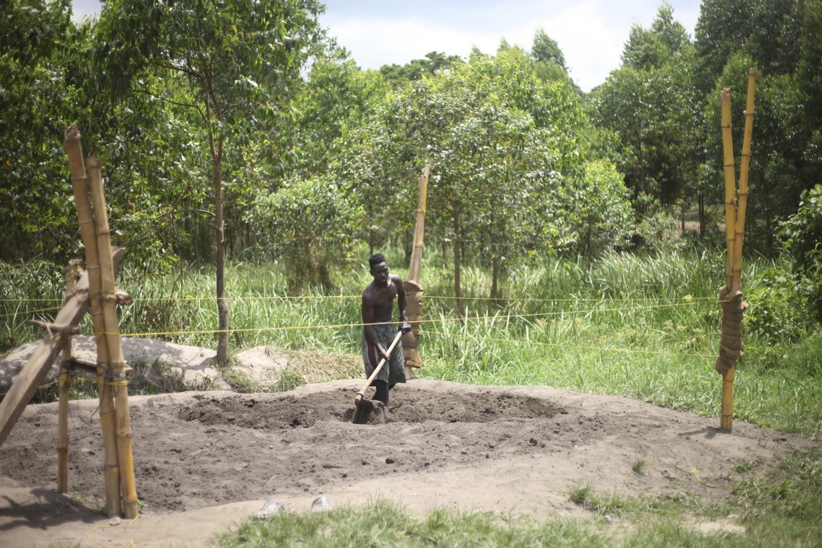 Молодые угандийцы борются в грязи и хотят стать профессиональными борцами