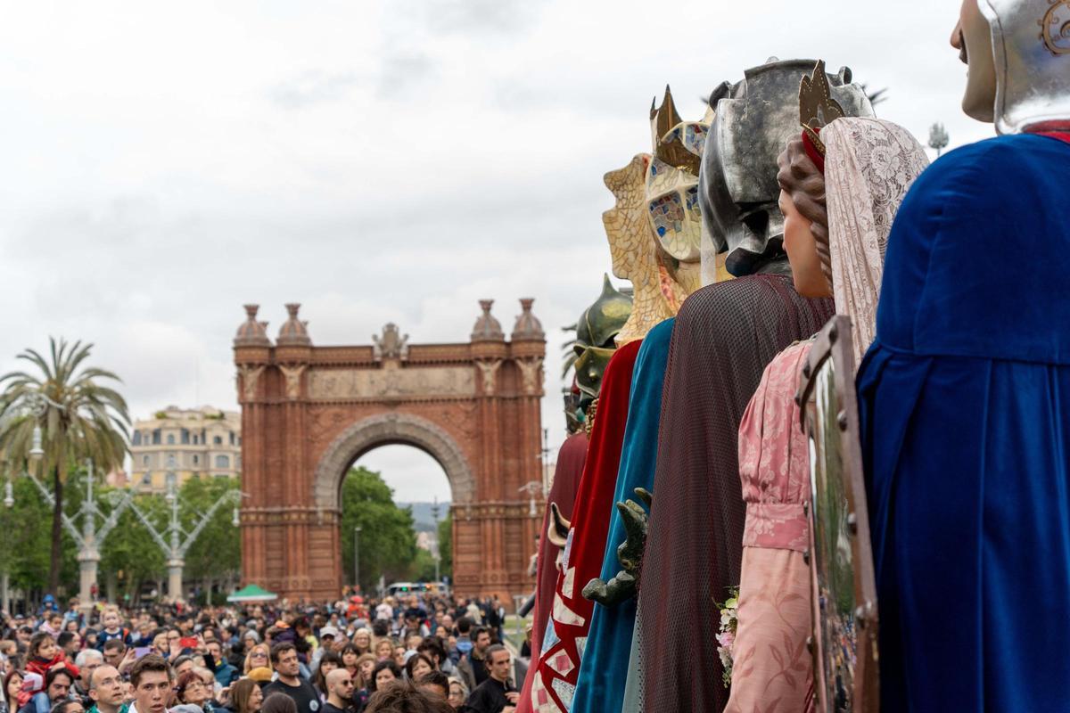 Более 600 гигантов прошли традиционным парадом по Барселоне
