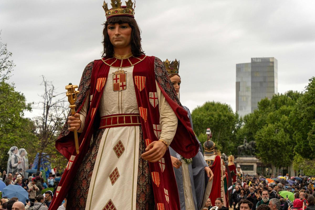 Более 600 гигантов прошли традиционным парадом по Барселоне