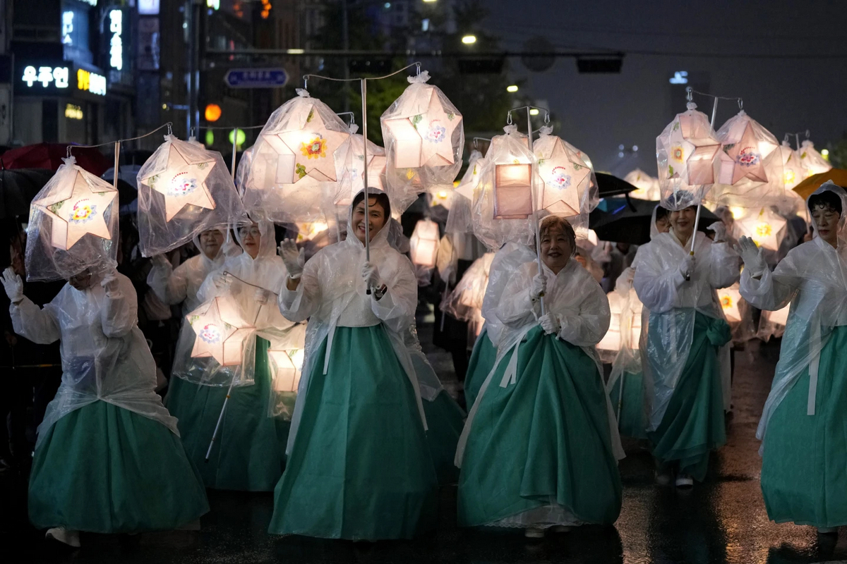 Lotus Lantern Festival собрал тысячи людей в Сеуле