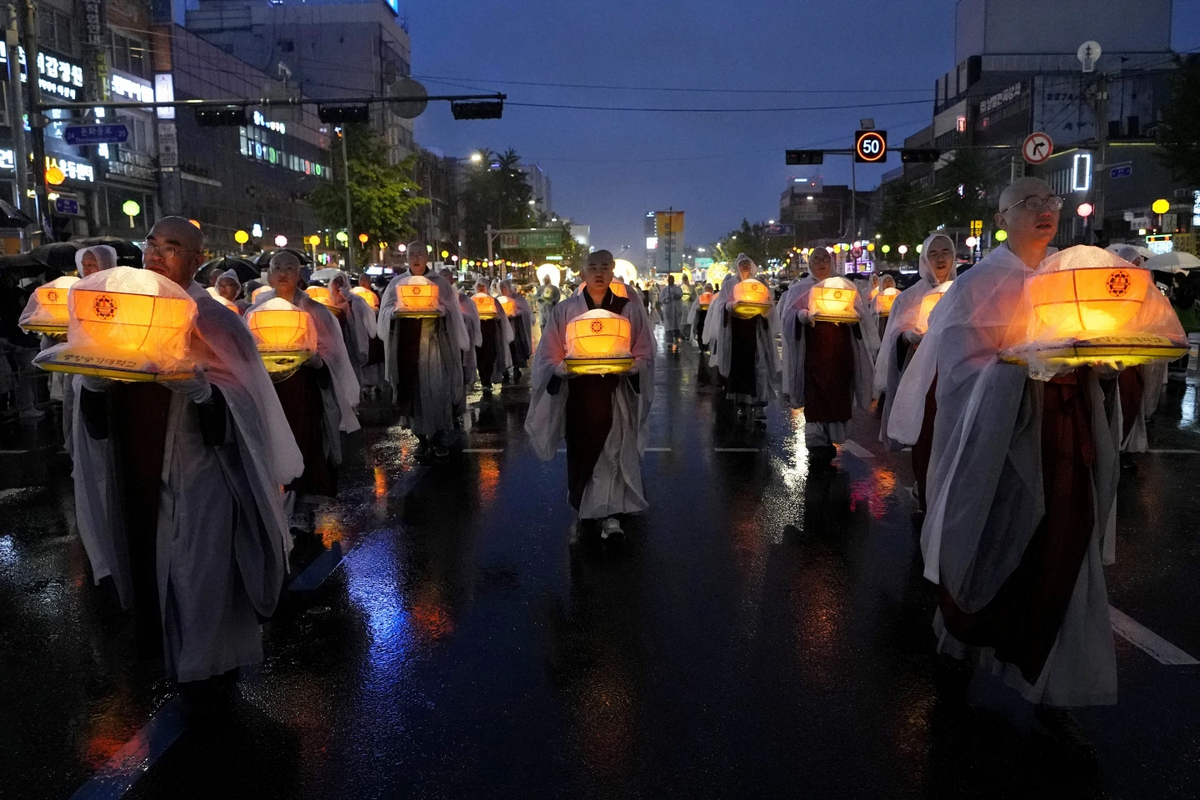 Lotus Lantern Festival собрал тысячи людей в Сеуле