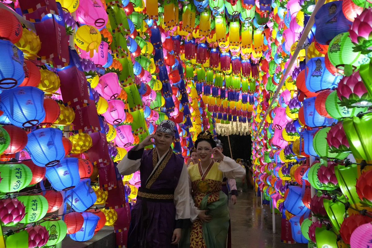 Lotus Lantern Festival собрал тысячи людей в Сеуле