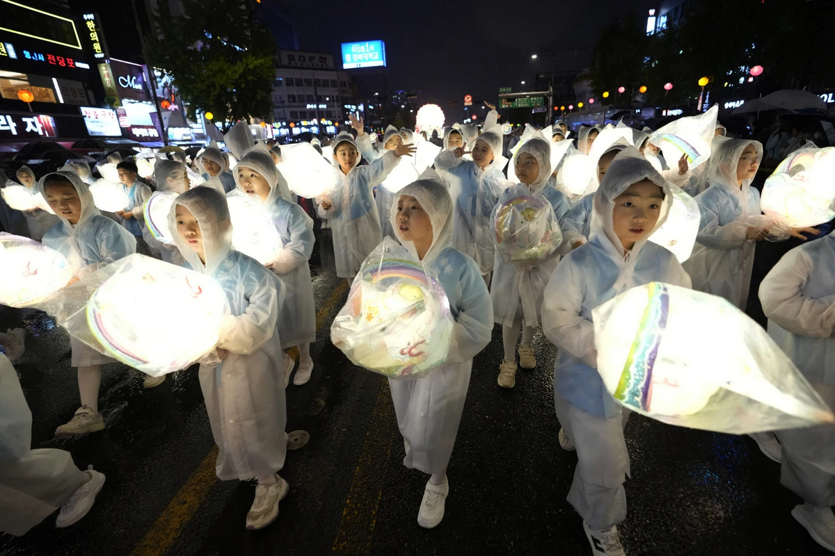 Lotus Lantern Festival собрал тысячи людей в Сеуле