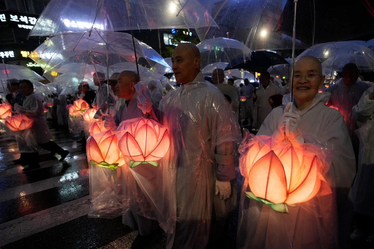 Lotus Lantern Festival собрал тысячи людей в Сеуле