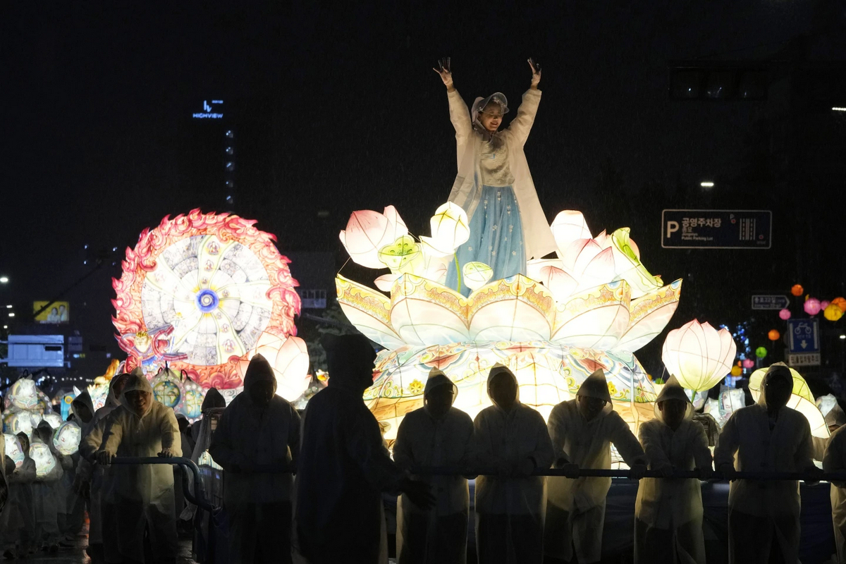 Lotus Lantern Festival собрал тысячи людей в Сеуле