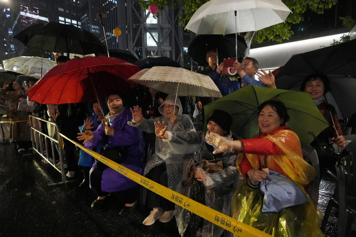 Lotus Lantern Festival собрал тысячи людей в Сеуле