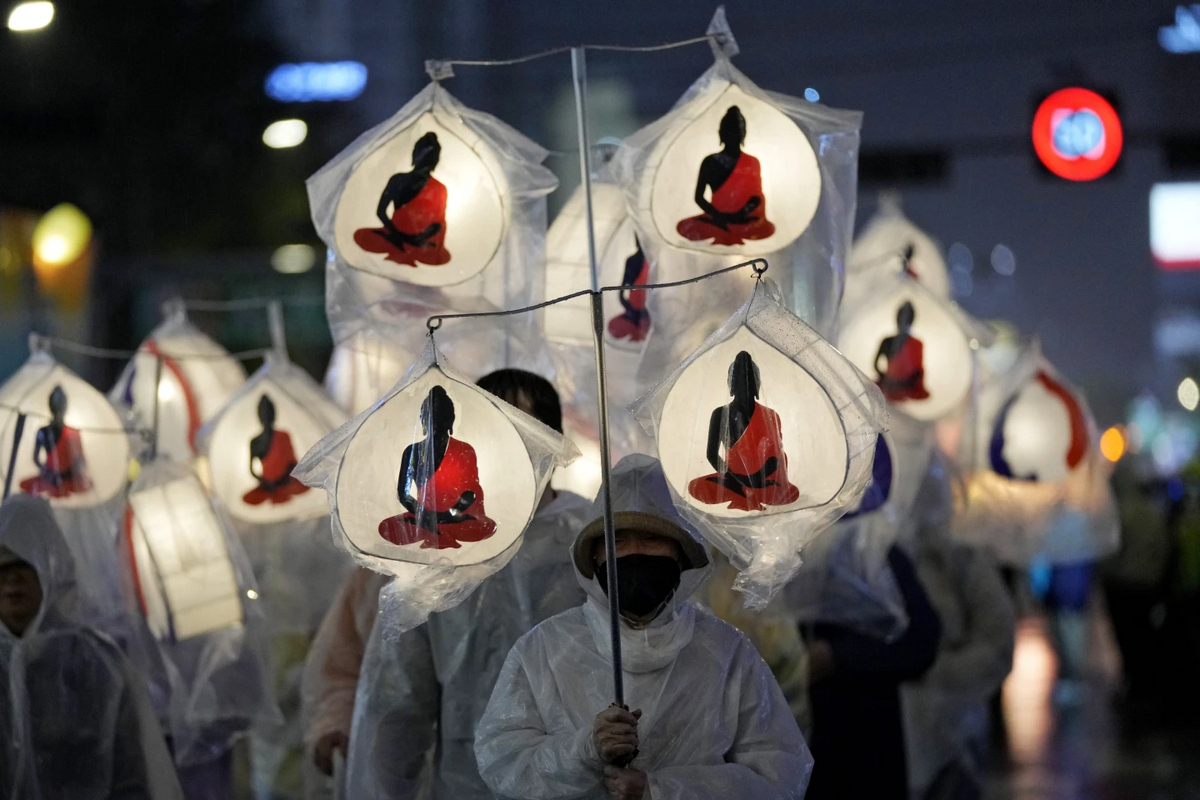 Lotus Lantern Festival собрал тысячи людей в Сеуле