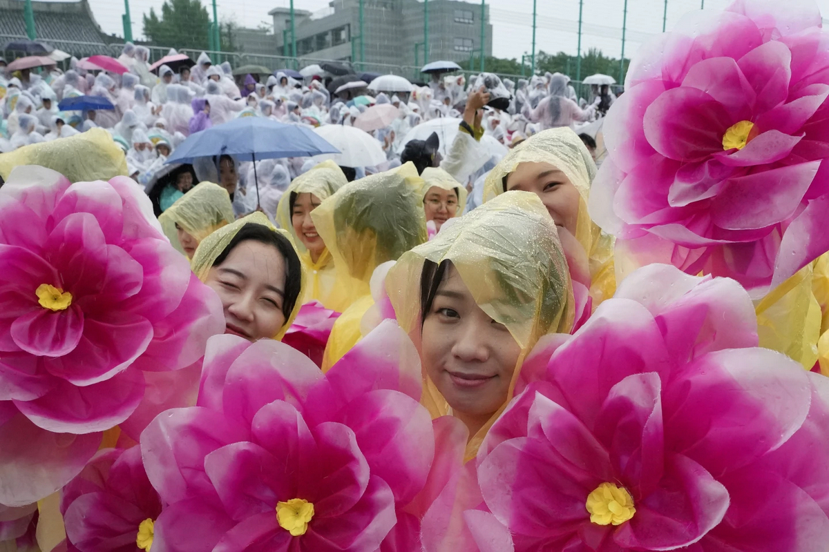 Lotus Lantern Festival собрал тысячи людей в Сеуле