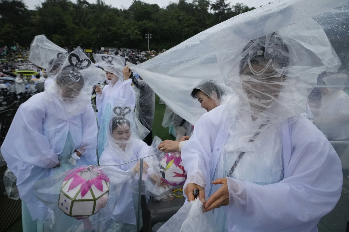 Lotus Lantern Festival собрал тысячи людей в Сеуле