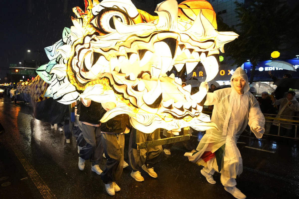 Lotus Lantern Festival собрал тысячи людей в Сеуле