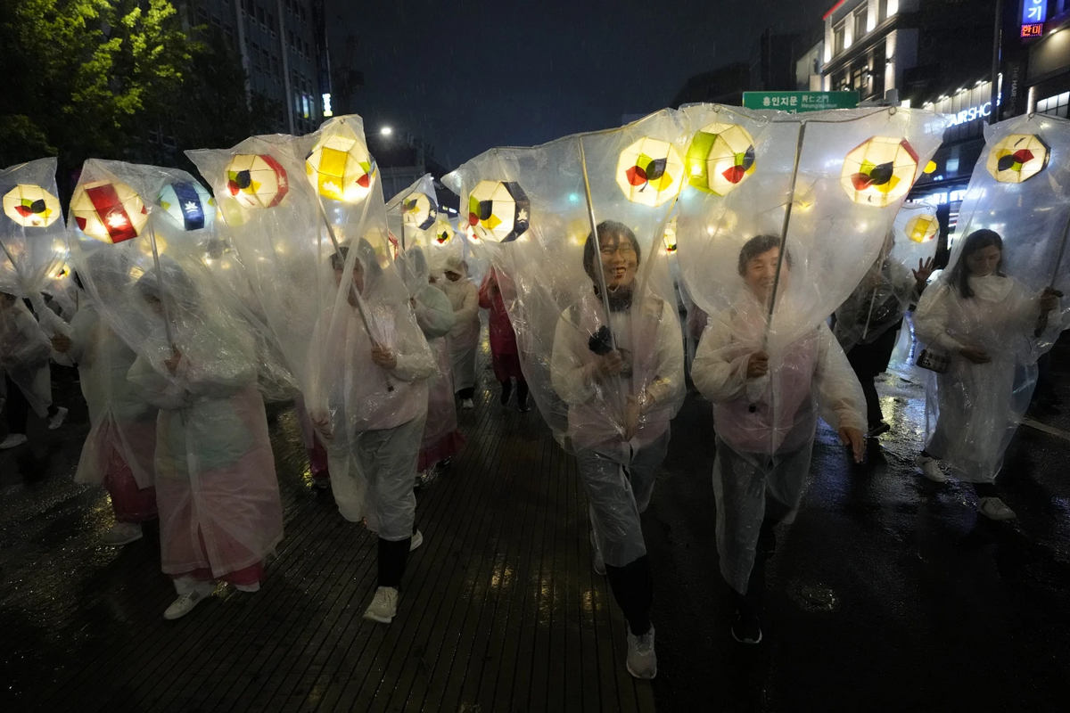 Lotus Lantern Festival собрал тысячи людей в Сеуле