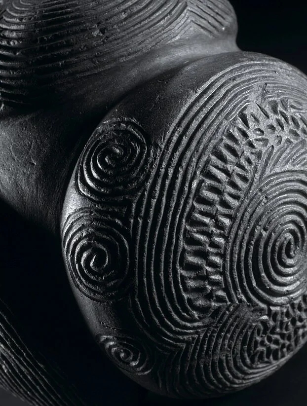 Резьба по дереву скалы. Фон белокаменная резьба. Stone carving. Carved stone. Carved stone.