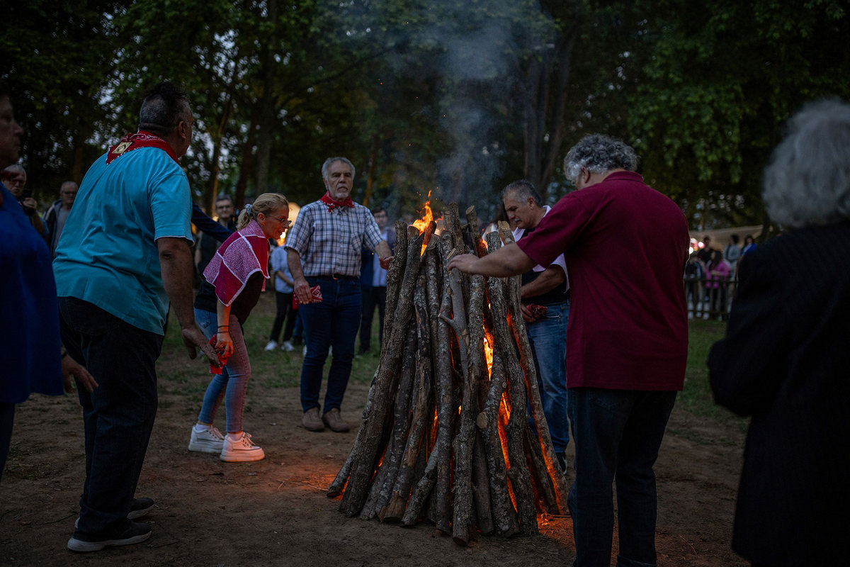 Греки ходят босиком по углям во время религиозного ритуала