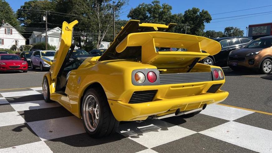 Старый Pontiac Fiero 1987 года превратили в копию Lamborghini Diablo