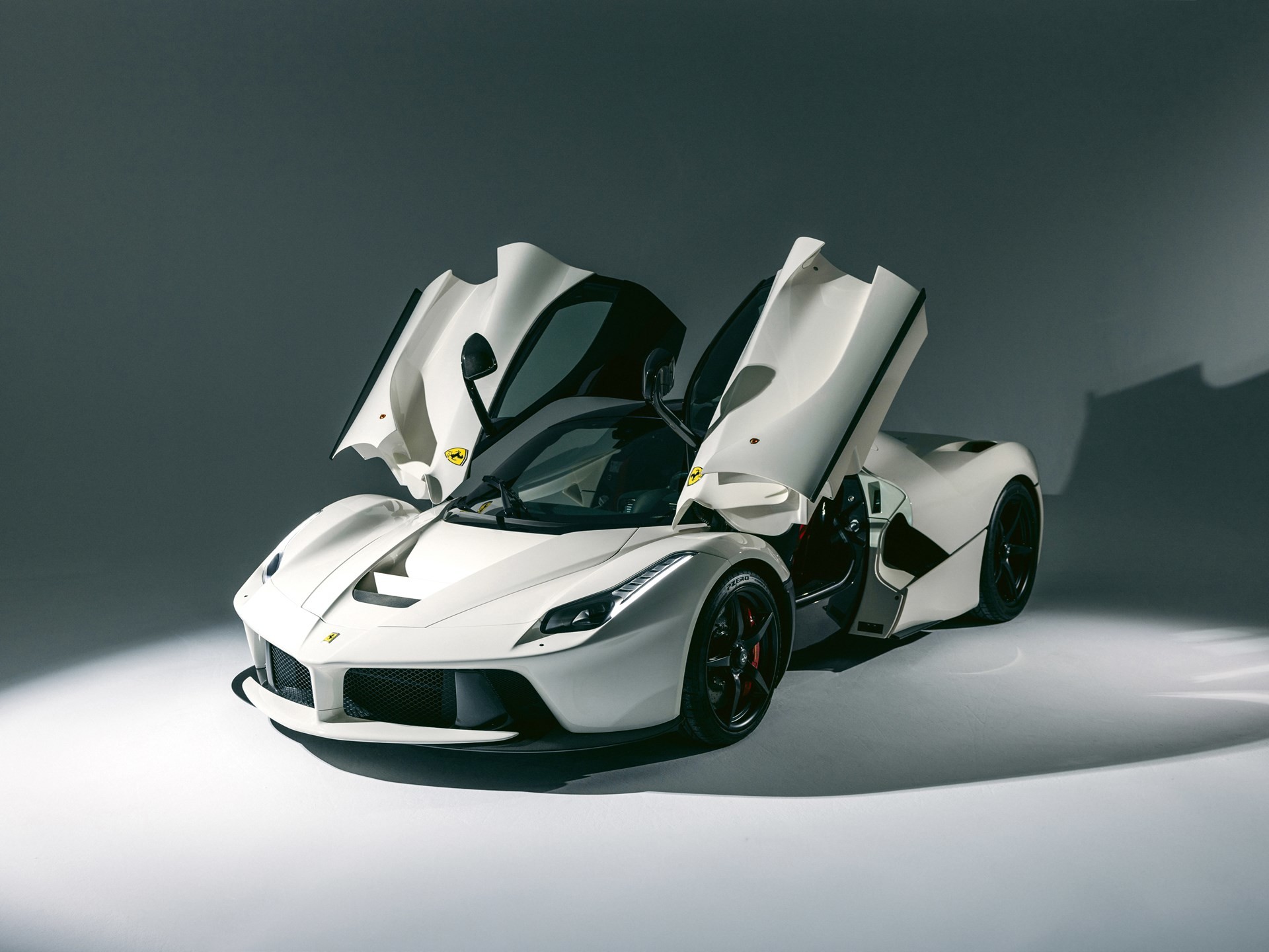 Новая Ferrari LaFerrari выпущенная в 2016 году