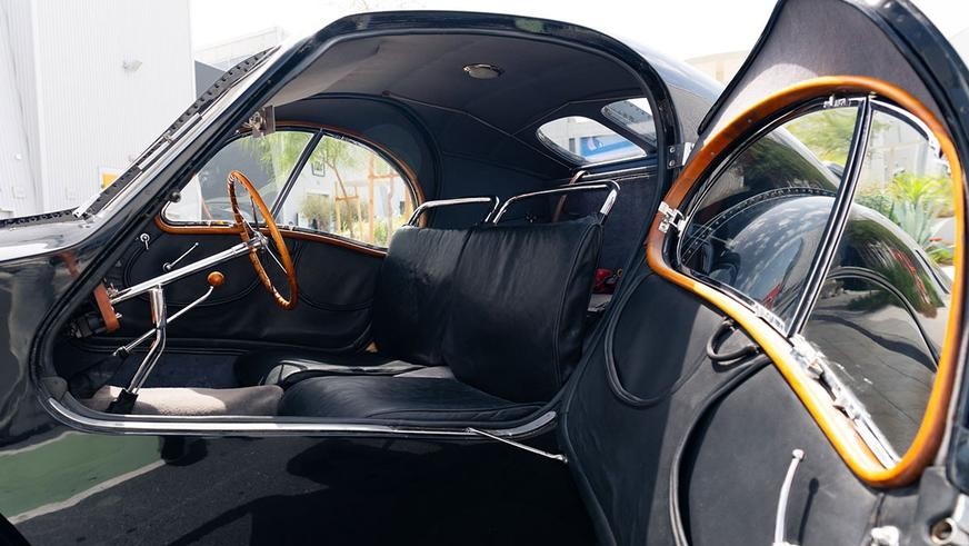 Детальная копия бесследно исчезнувшей модели Bugatti Type 57 SC Atlantic