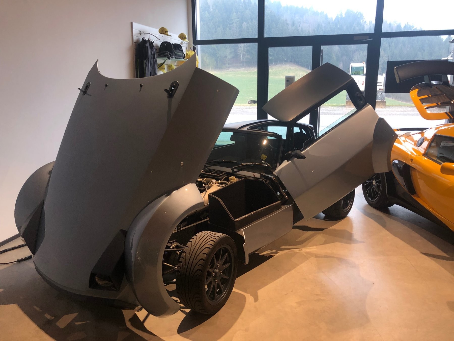 Необычный спорткар Caterham CSR 200 с очень странной внешностью