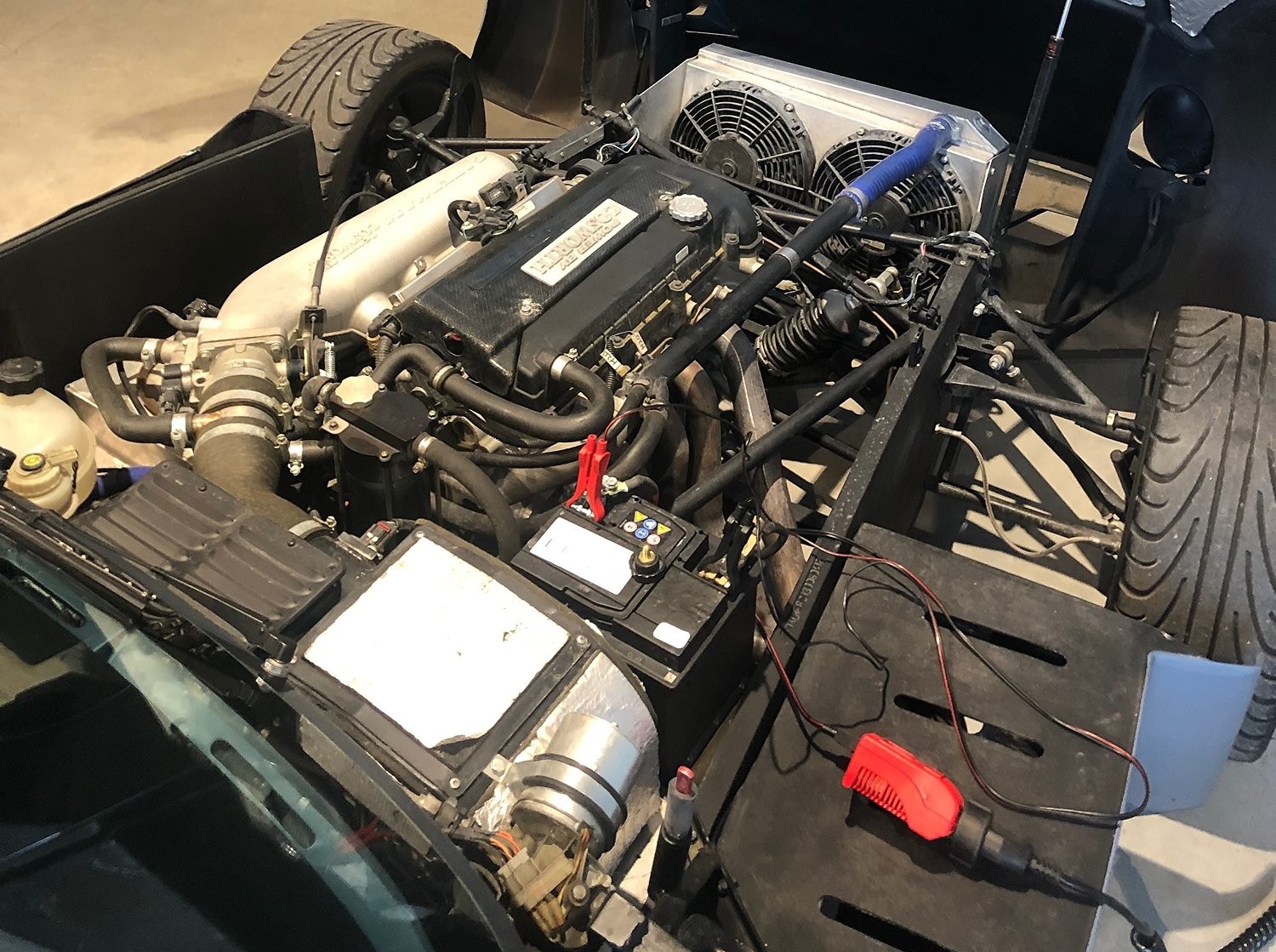 Необычный спорткар Caterham CSR 200 с очень странной внешностью