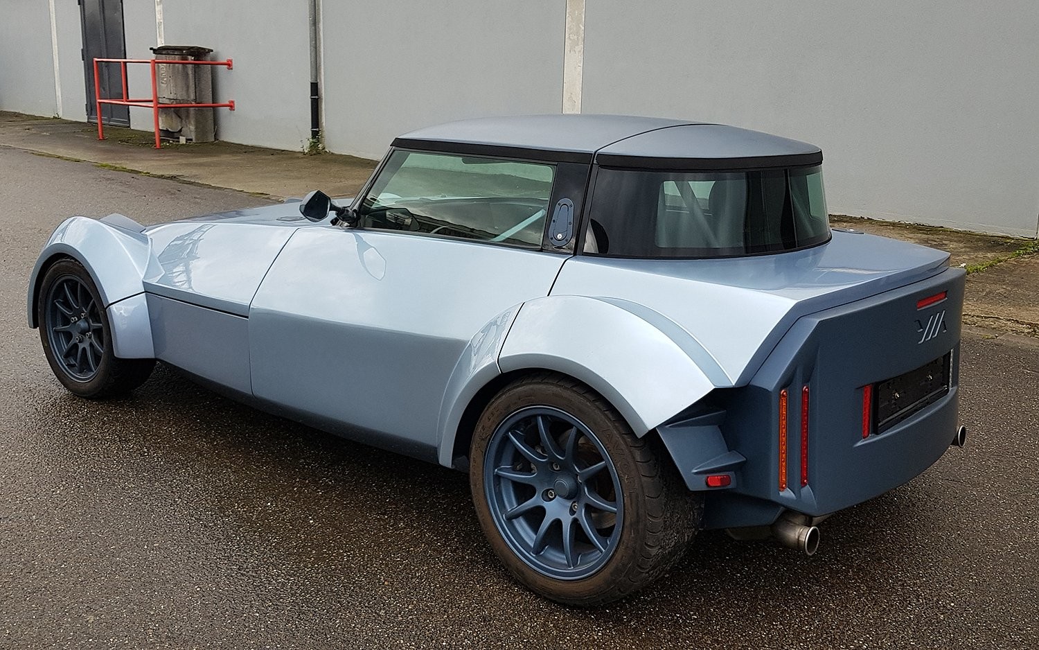 Необычный спорткар Caterham CSR 200 с очень странной внешностью
