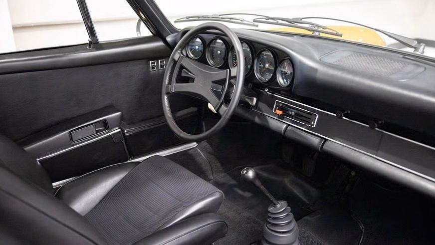 Особый спорткар Porsche 911 Carrera RS 1972 года почти без пробега