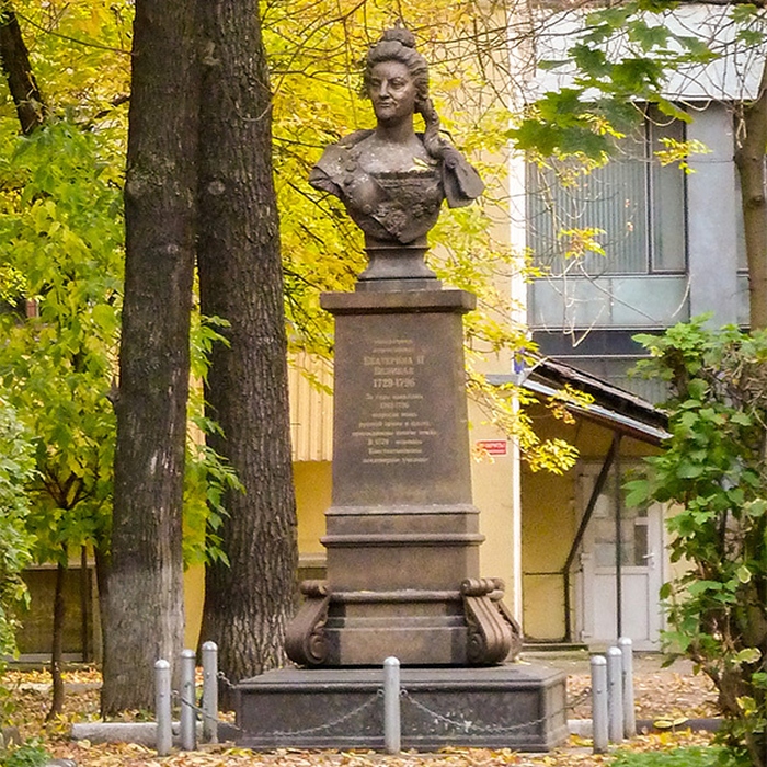 Бюсты и памятники великим людям: искусство увековечивания личности